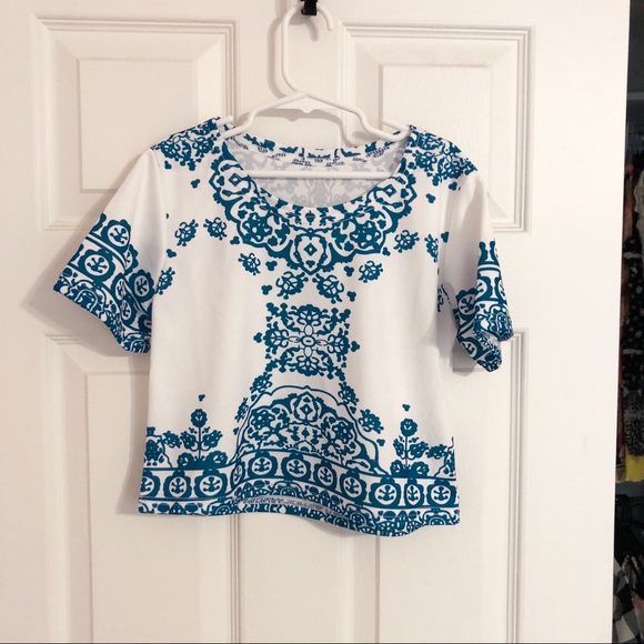 blue and white embroidered crop top - Picture 3 of 4